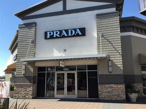 facon e cinesi che fanno prada|Prada Livermore.